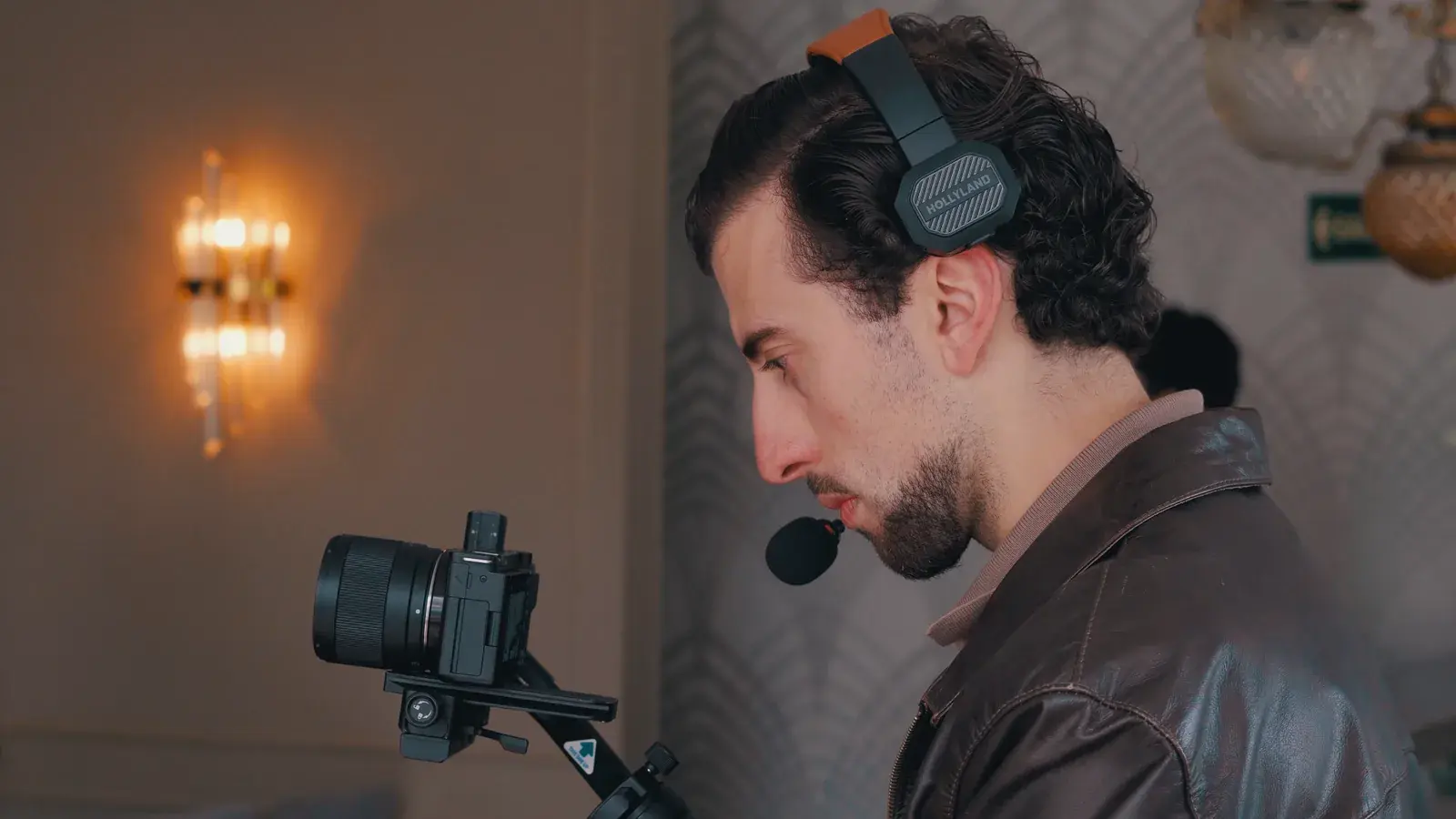 Felipe filmando um evento com a câmera no estabilizador e fone de comunicação